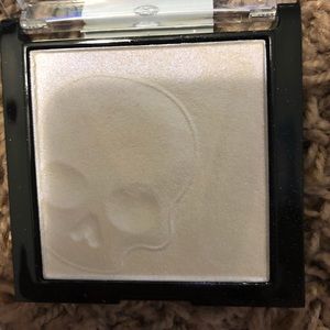 Wet n Wild White Raven highlighter